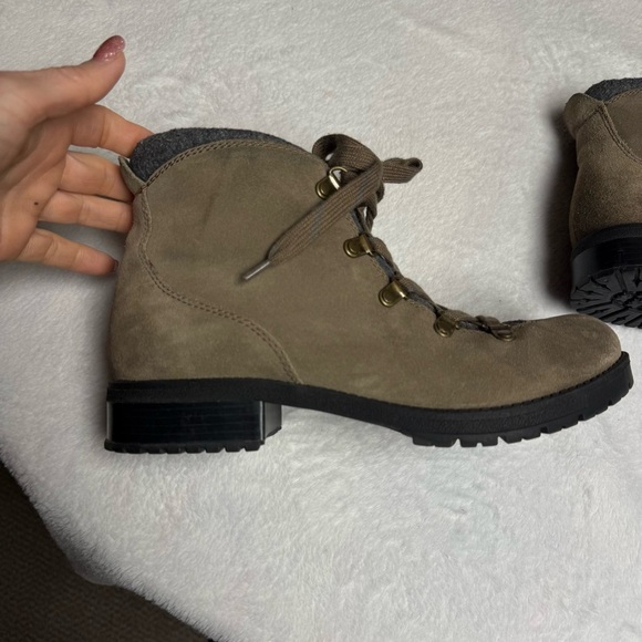 Clarks size 9 Women's Tan Lace-Up Ankle Boots EUC - Picture 3 of 9